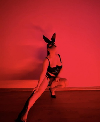 Молодая, сексуальная брюнетка ждет встречи с обеспеченным джентльменом. Гарантия конфиденциальности и незабываемых впечатлений. 14461, 27 лет